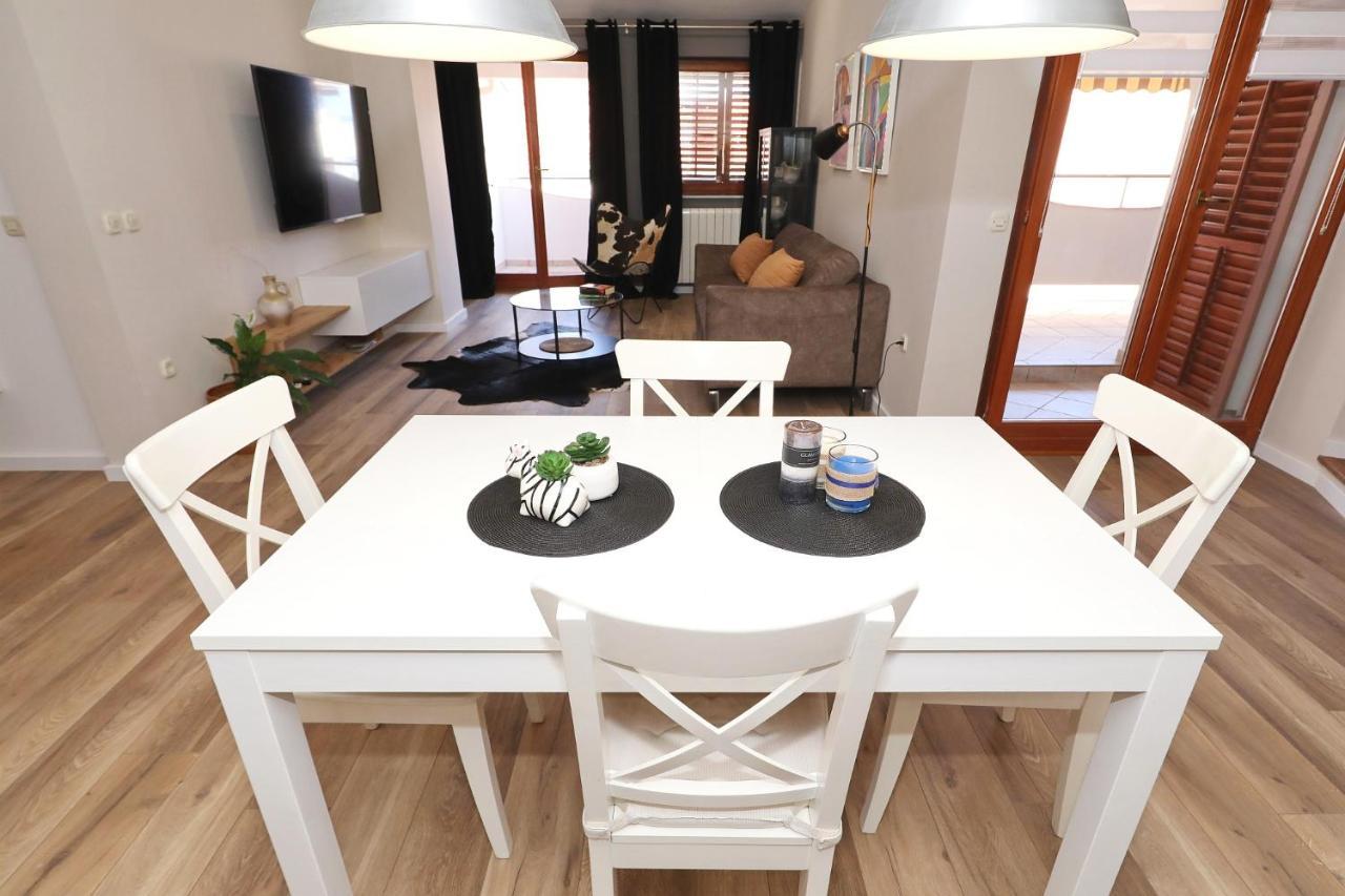 Apartments "Villa Antisin" With Heated Pool Zadar Buitenkant foto